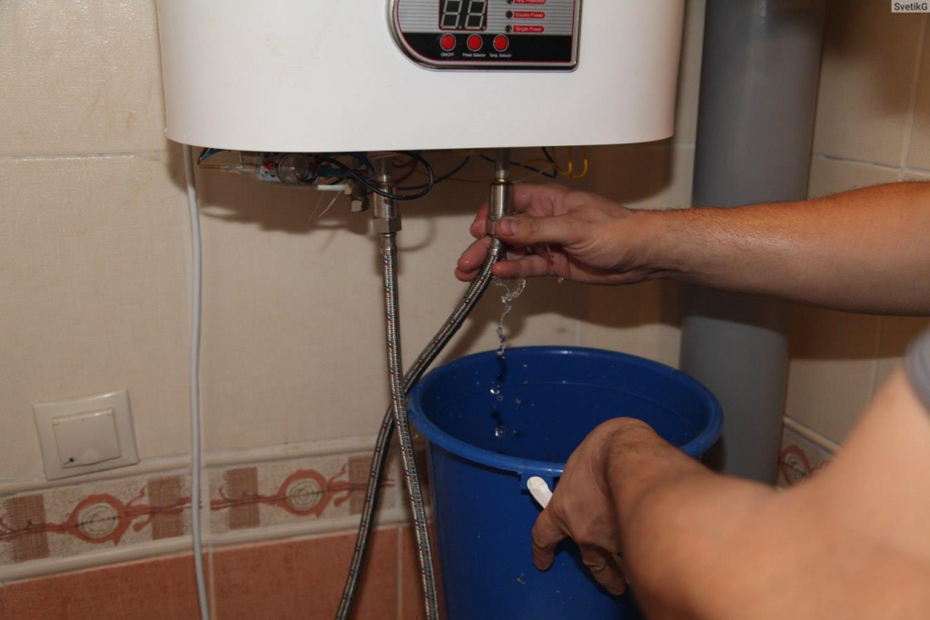 Как быстро слить воду с водонагревателя накопительного полностью