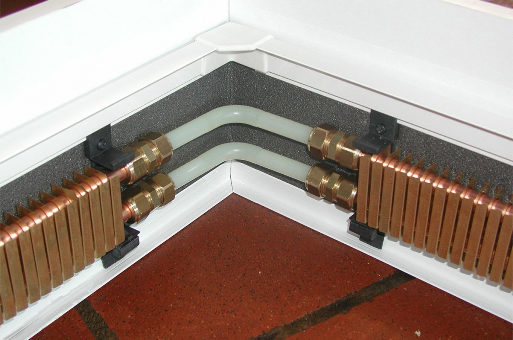 Плинтусный радиатор отопления в разобранном виде