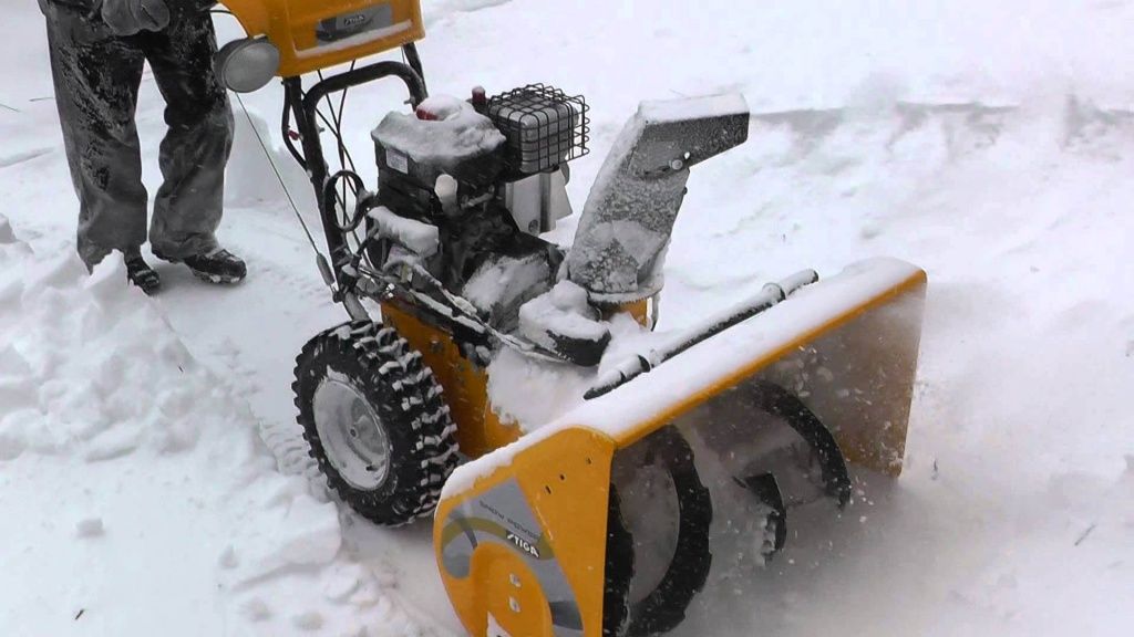 Ручной снегоуборщик: характеристики и особенности механических машин на колесах и со шнеком