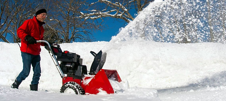 Уборка снега трактором в Санкт-Петербурге